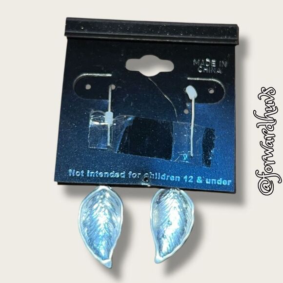 Bundle Sale 3 for $15 | Howard’s Silver Tone Leaf Dangle Earrings - Picture 4 of 7